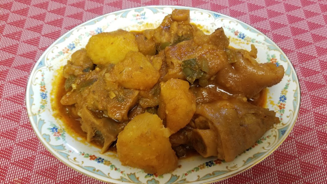 Patas de cerdo a lo cubano .