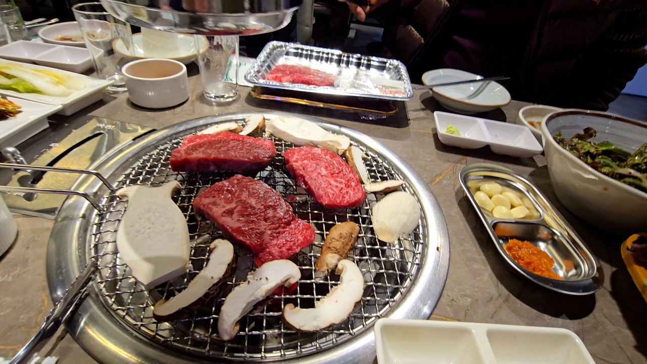 Korean Hanwoo Striploin Mukbang Juicy Beef Feast & 한우 채끝살 먹방 육즙 터지는 고기 한판