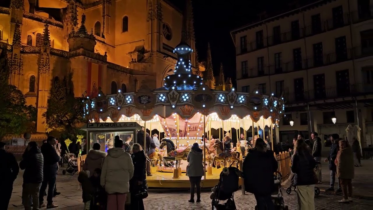 Es Segovia. Segovia Mágica. Mercadillo de Navidad y luces en la Plaza Mayor 8/12/2024
