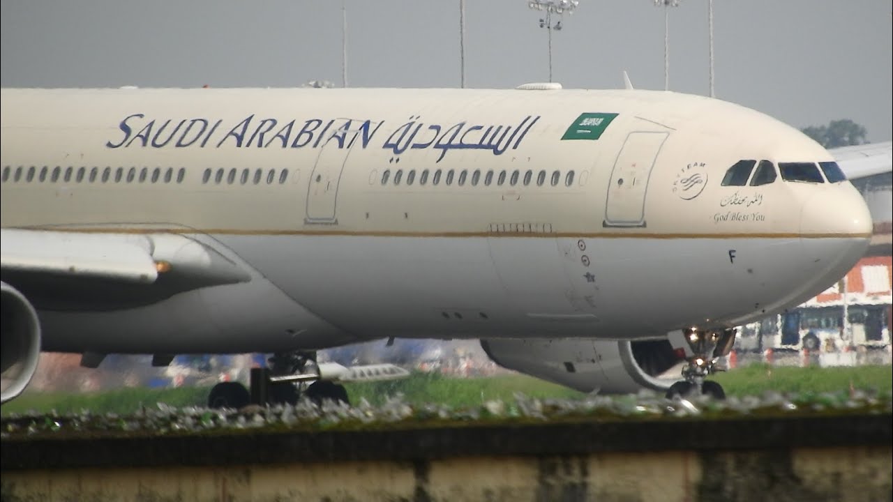 saudi airlines landing in Cochin int'l airport കൊച്ചി എയർപോർട്ടിൽ ലാൻഡ് ചെയ്യുന്ന സൗദി എയർലൈൻസ്