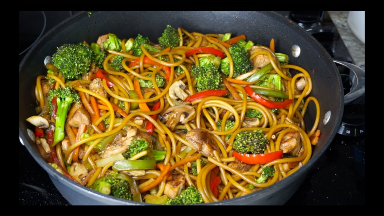 ESPAGUETI ESTILO CHINO 🍝 Cómo hacer comida china con carne de pollo, brócoli y espagueti