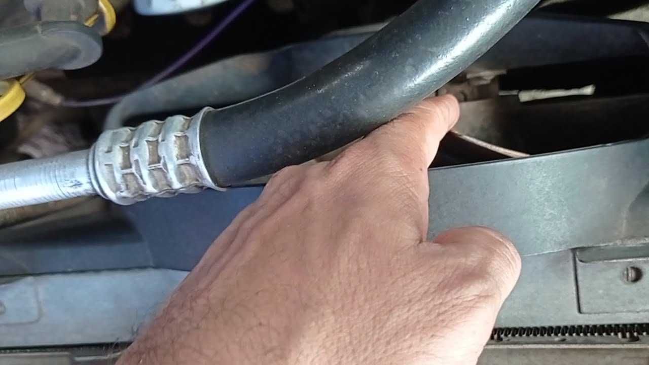 Quando liga o ar condicionado do Corsa funciona as duas ventoinhas com o motor frio, isso é normal?