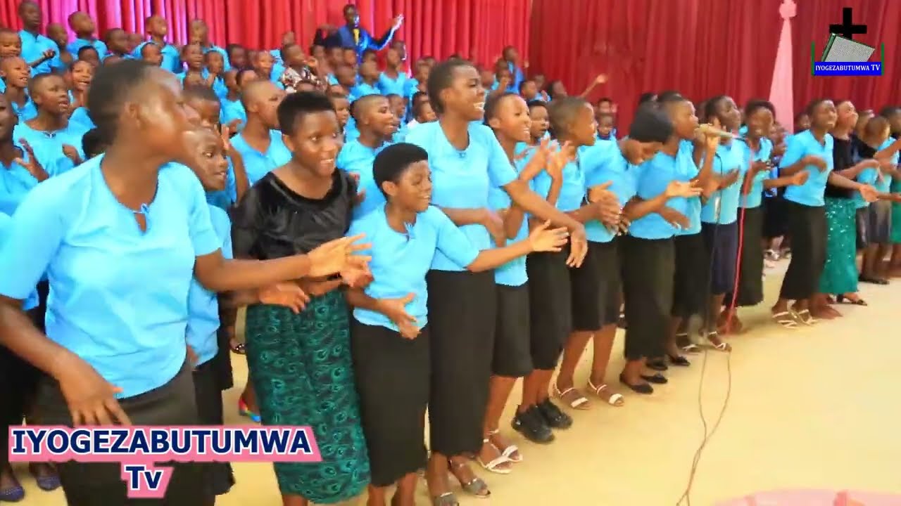Welcome vacance Choral y'abana bato yo muri ADEPR Kamembe iririmbiye Imana  ihagurutsa ababyeyi bose