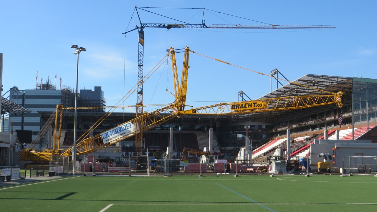 Soeren66 - Raupenkran SENNEBOGEN 4400 beim Trib&uuml;nenbau beim FC St  Pauli, Teil 1