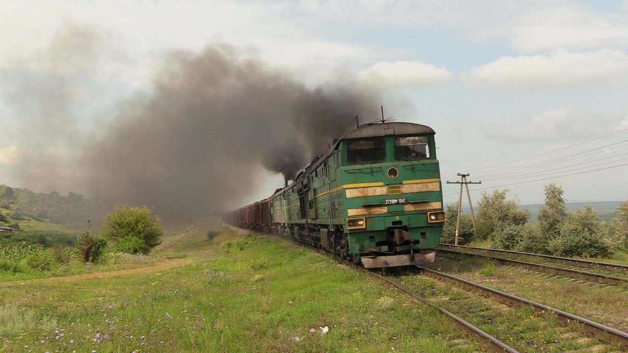 Тепловозы 3ТЭ10М-1047+3ТЭ10М-1042Б на ст. Корнешть / 3TE10M-1047+3TE10M-1042B at Cornesti