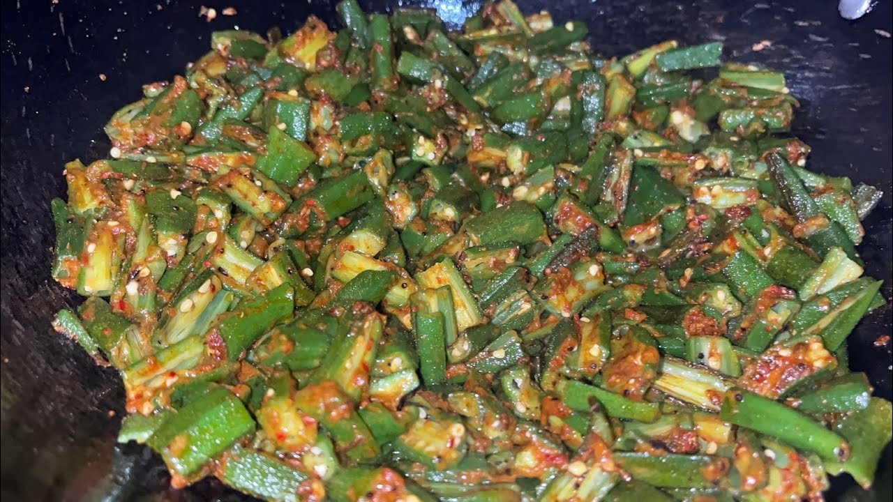 भिंडी और  प्याज  की चटपटी सब्जी  मेरे किचन  से 