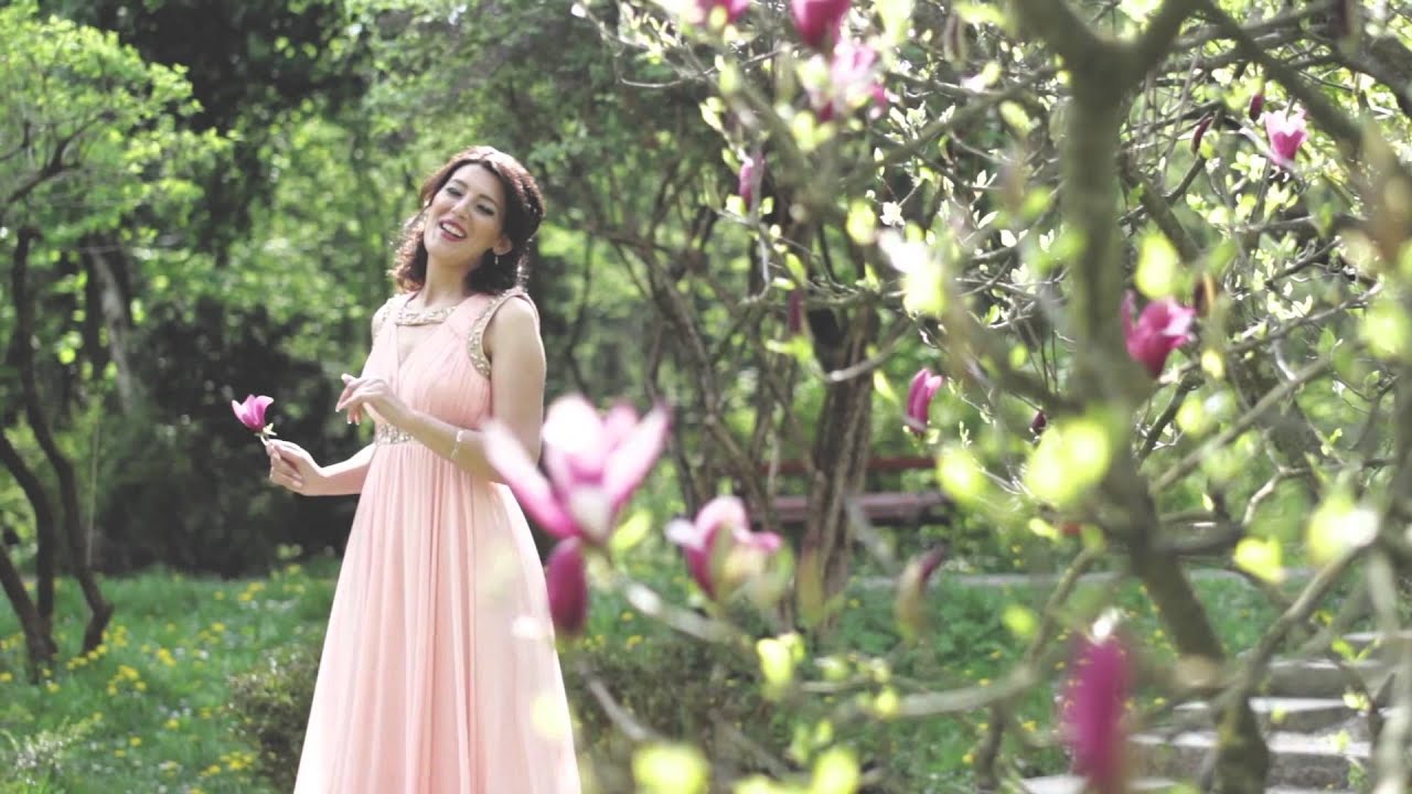 Amalia Chiper Iurian  NOU  Flori de dor 2015 (Official video)