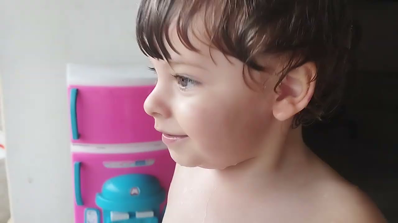 Yan tomando banho de chuva 🌧️ #rotinadodia #vlogcomyan ele gosta muito de água gratidão a Deus 