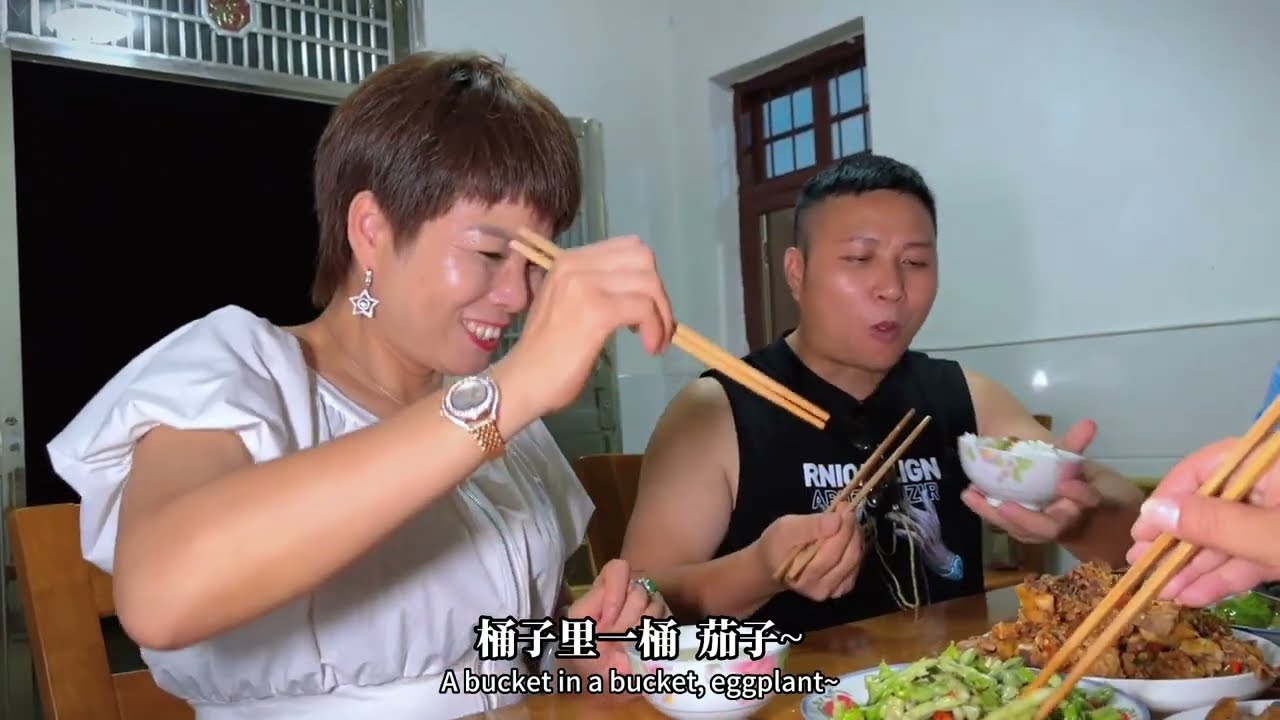 上陌生人餐桌，走进一路迁徙人家，感受不一样的人间烟火