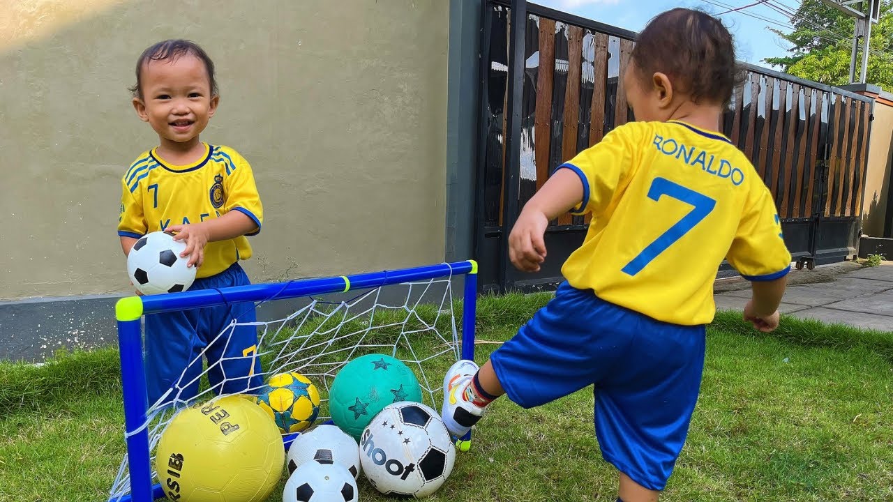 Bermain Sepak Bola, Adek Cetak Gol Banyak! | Adek Memakai Baju Bola Cristiano Ronaldo