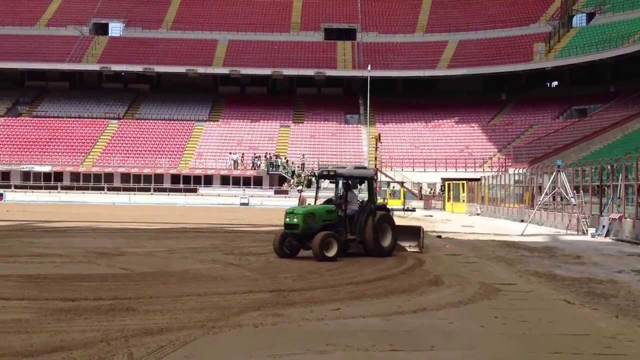 Livellamento top soil a lama laser /levelling top soil with laser controlled blade