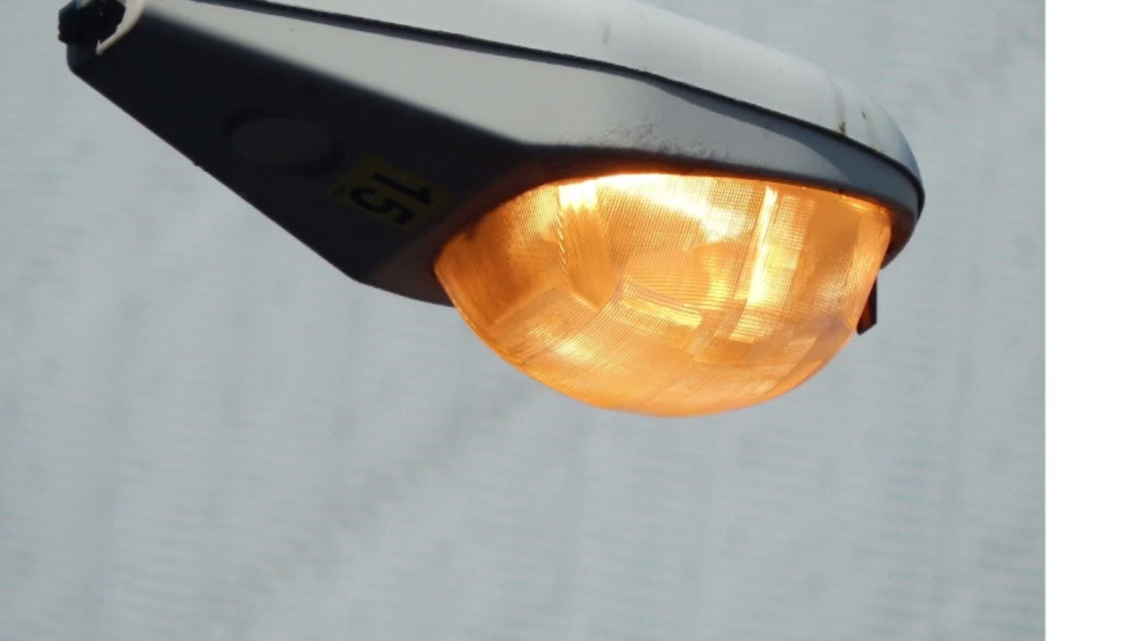 Dlaczego lampy sodowe świecą na pomarańczowo?