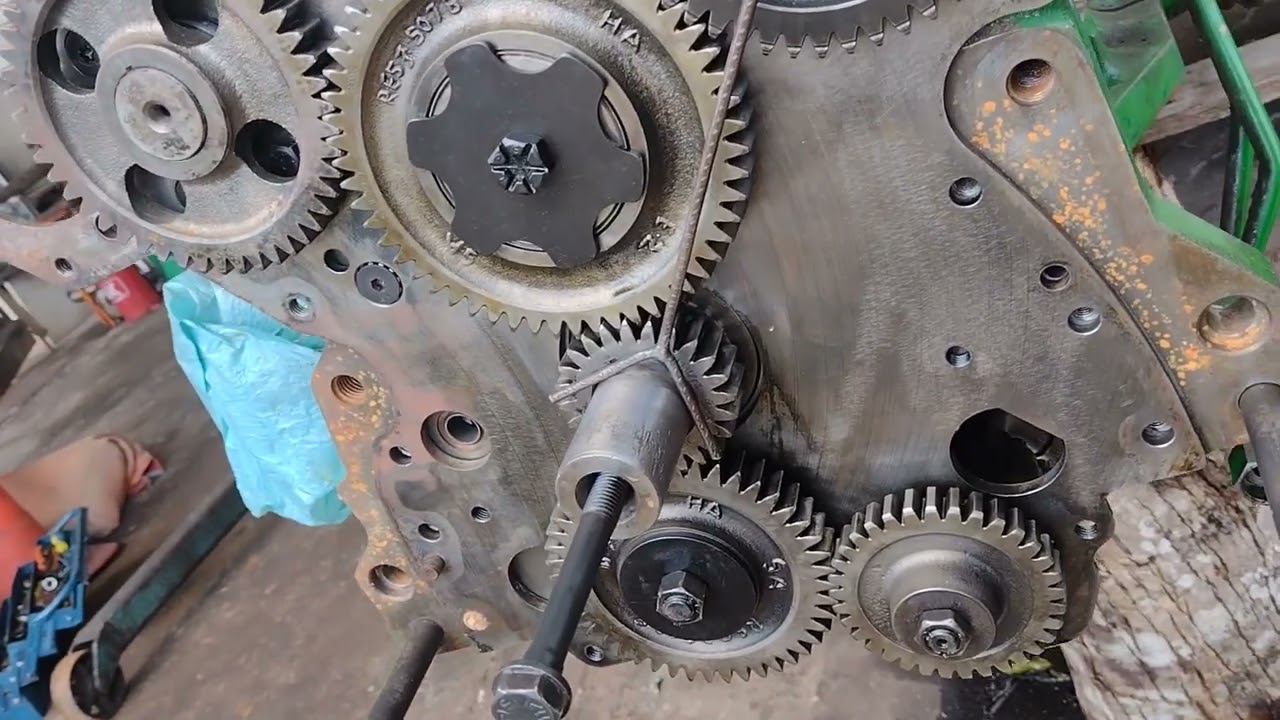 Colocando motor no ponto  do trator John Deere 5075e