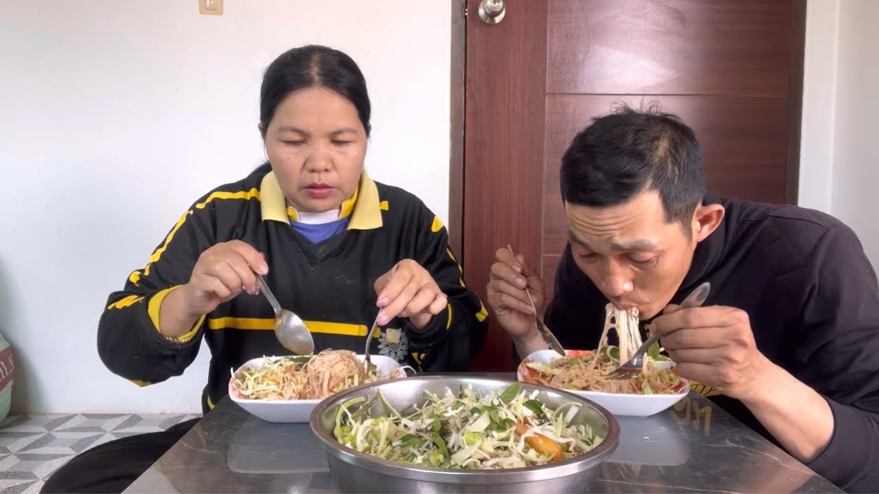 มาแต่รดน้ำต้นปาล์มเมื่อยๆกินข้าวปุ้นน้ำยาป่าปลากระป๋องผักหลายๆแซ่บคัก