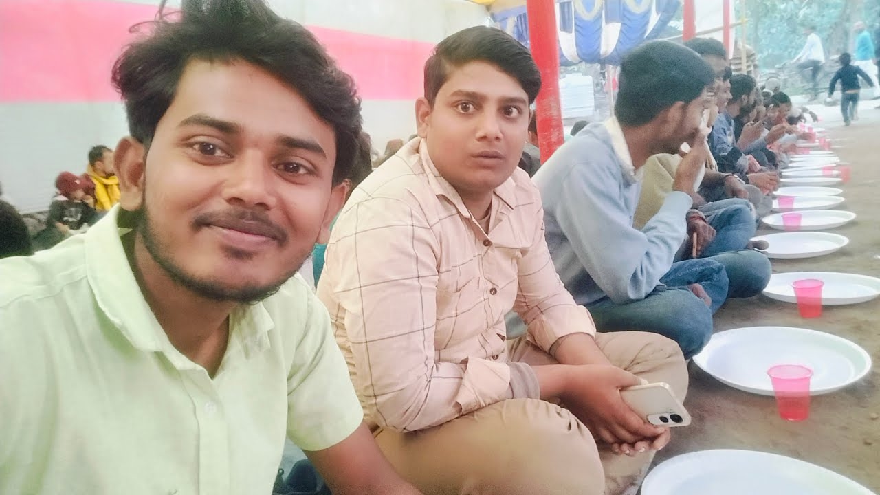 आज फिर से हम लोग भोज खाने आए है
