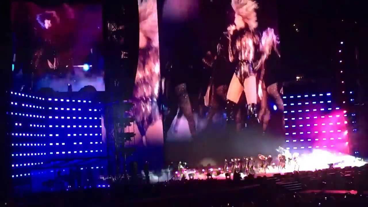 Beyoncé performs Sorry at Nissan Stadium in Nashville, TN 10/2/2016