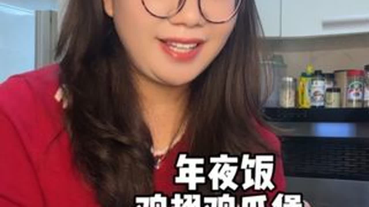 我姐说想吃我做的菜，那必须安排，今天她点的鸡翅鸡爪煲，太适合做为年夜饭菜系啦！还有孩子们喜欢的玉米烙～#年夜饭菜系之新年开运菜 #鸡翅鸡爪煲 #年夜饭 #在家做美食