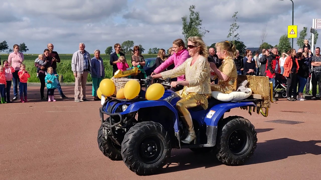 Dorpsfeest 2019 Peasens Moddergat wagens door Anjum