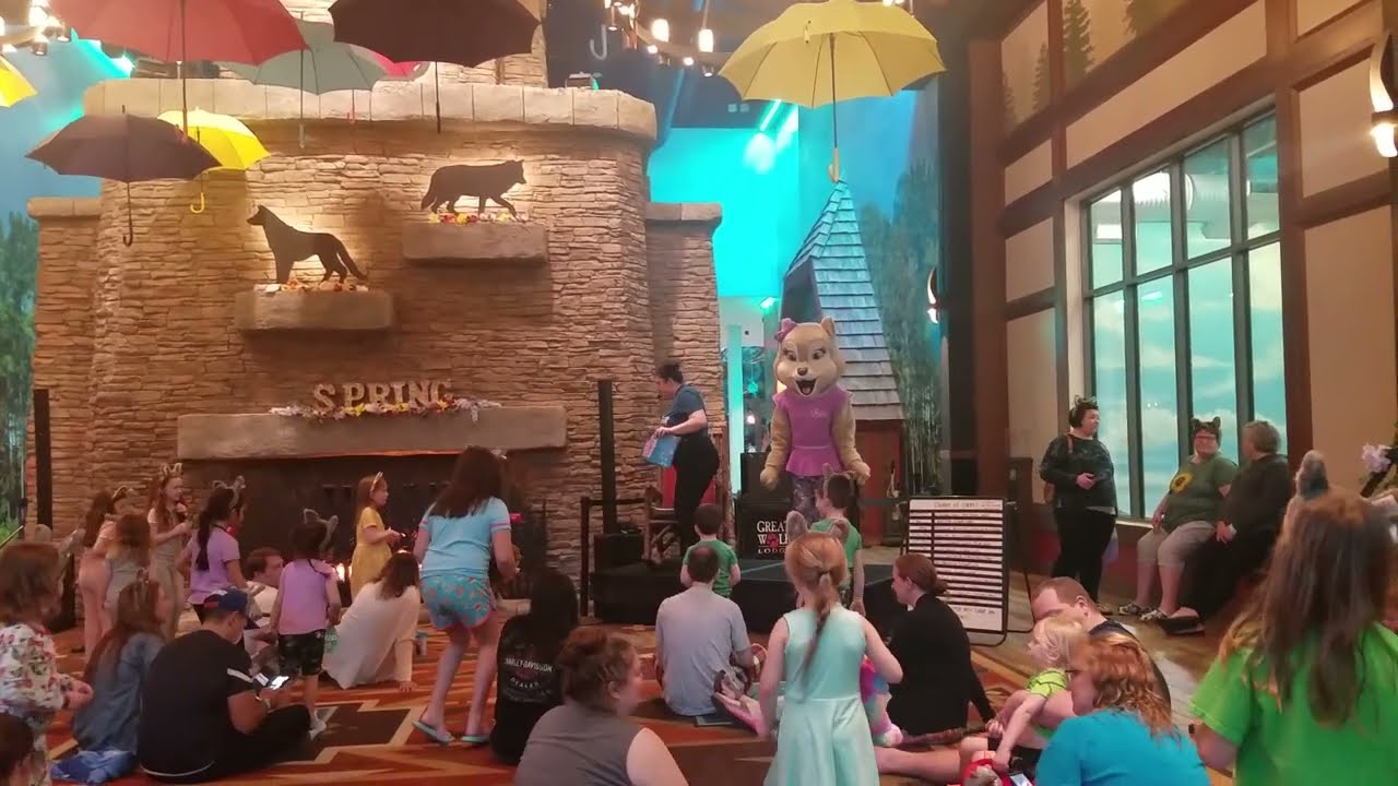 Great Wolf Lodge, Gurnee, Illinois, Story Time, Great Wolf Kids character. Thanksgiving Week 2022