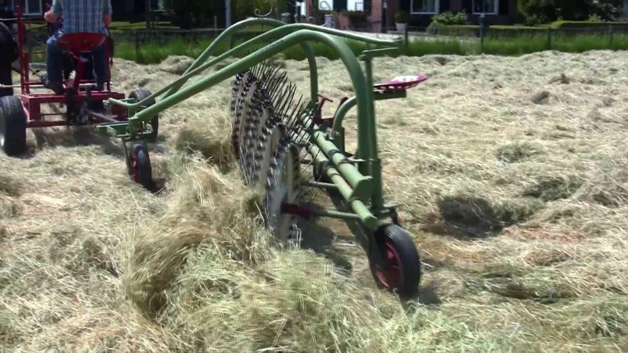 Het hooien zoals ze dat vroeger deden en soms nu nog.