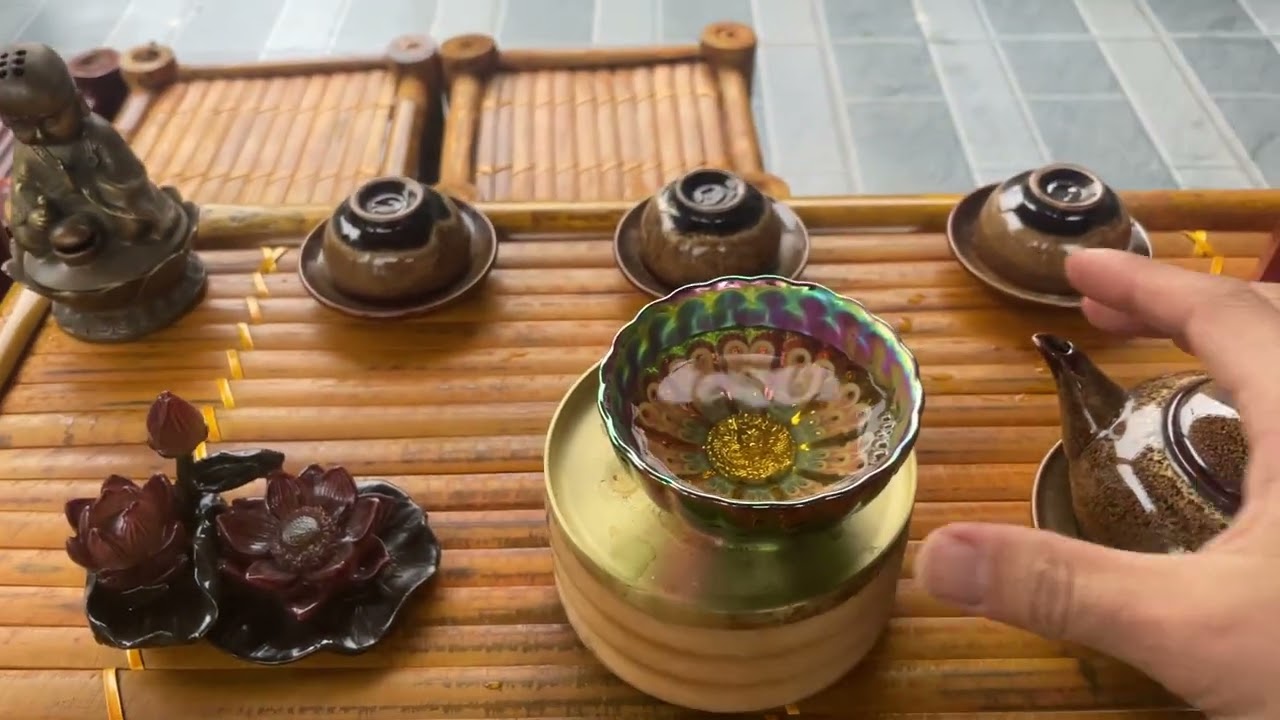 Trà Long Vân Thái Nguyên_được thẩm bằng chén Khổng Tước Linh mời quý vị và các bạn cùng thưởng thức.