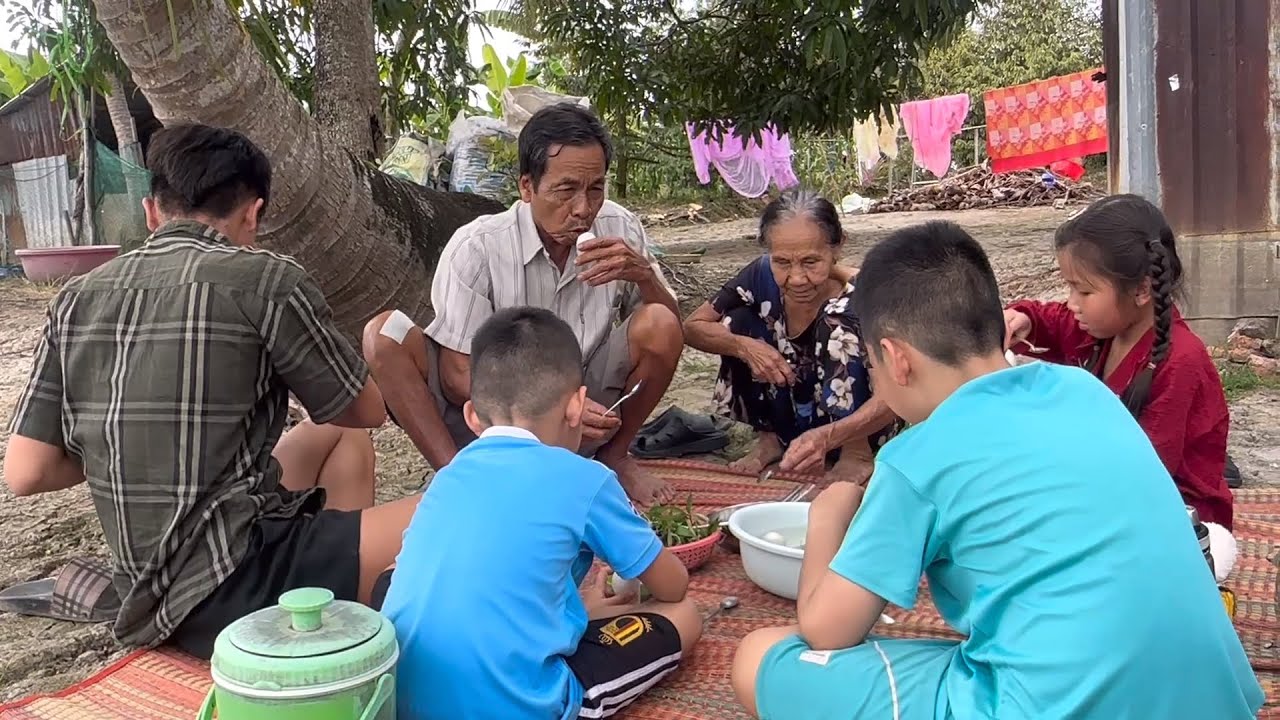 Cuối năm “múc bang”hột vịt lộn nhà Ngoại#socmintv#funny#haihuoc#giaitri 