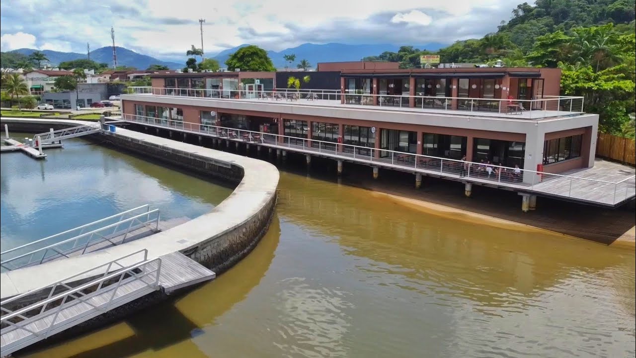Um restaurante a beira mar com visual incrível em Ubatuba