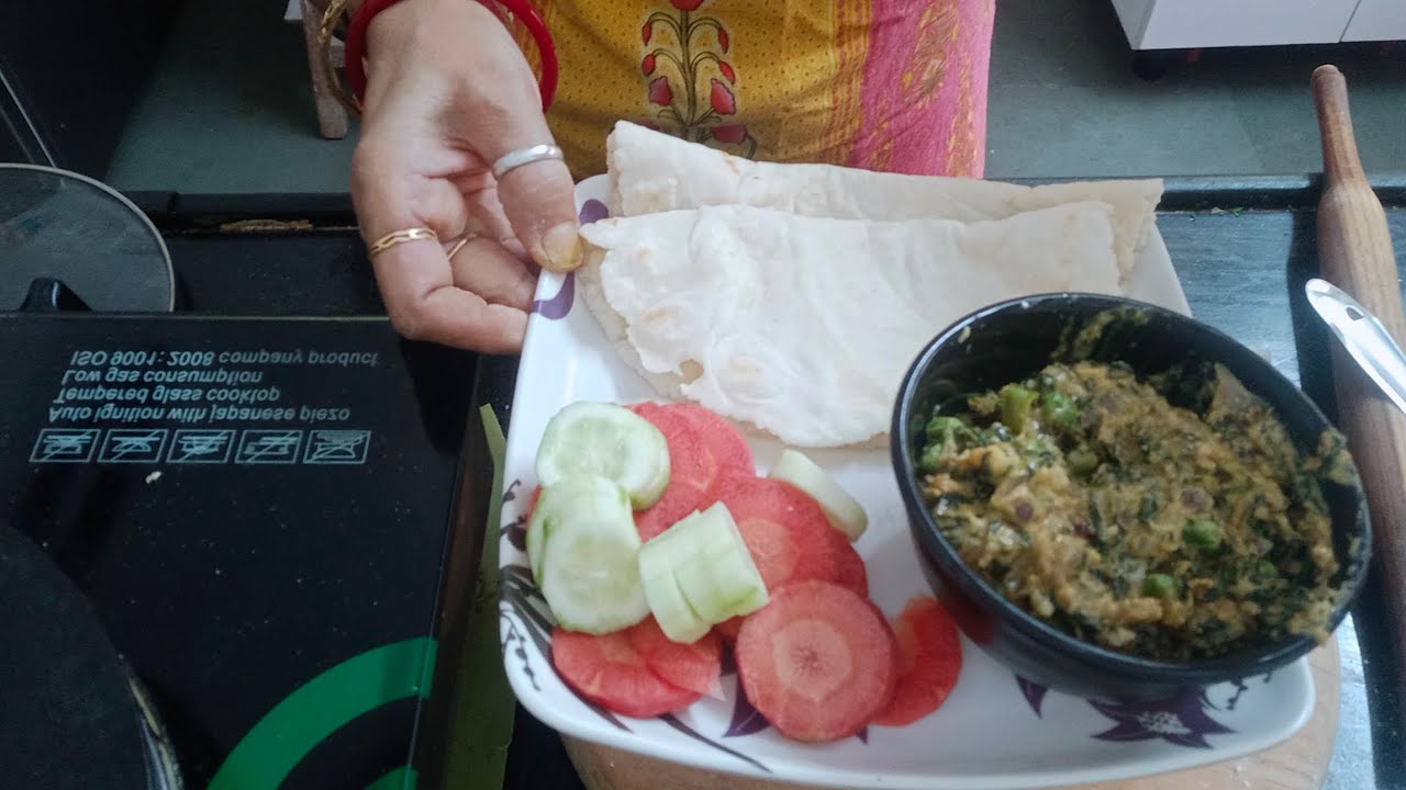 टेस्टी बनी मेथी मटर मलाई की सब्जी और चावल की रोटी।