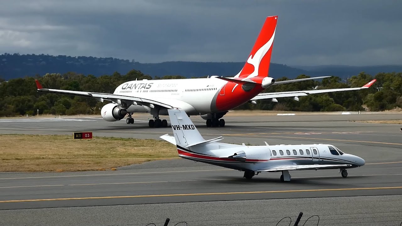 20 Minutes of Non Stop RWY 03 Action including Phenom 300