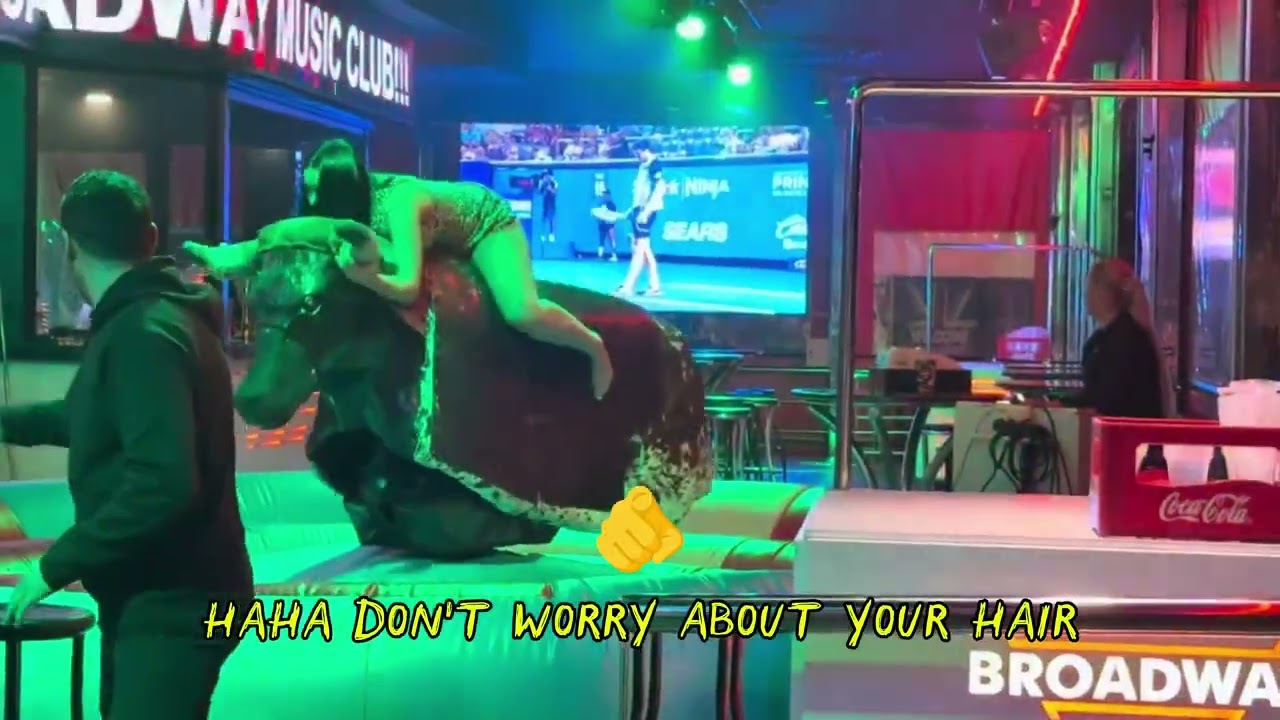 Fille contre taureau ! 🐂 &Eacute;chec &eacute;pique au rod&eacute;o m&eacute;canique &ndash; Benidorm 2026 🤯 EPSODE 3