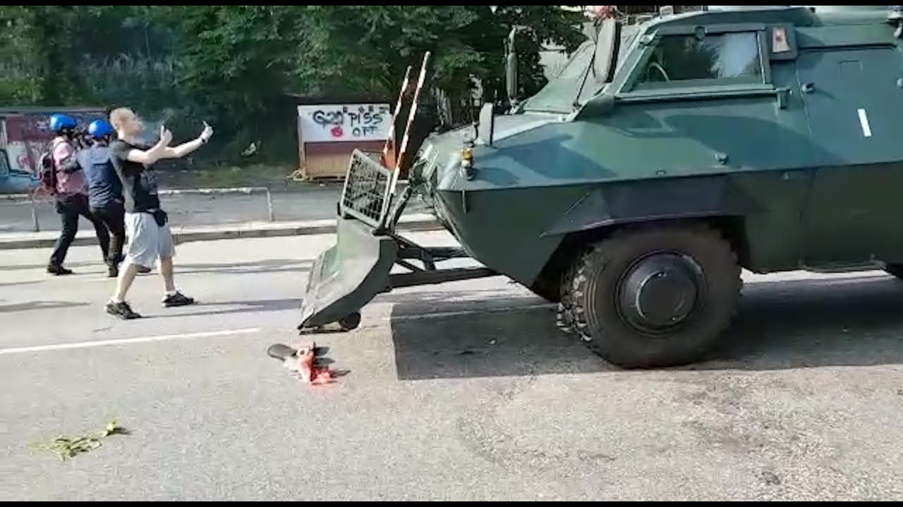 G20-Krawalle am Hafen: Polizei setzt Panzer und Wasserwerfer ein