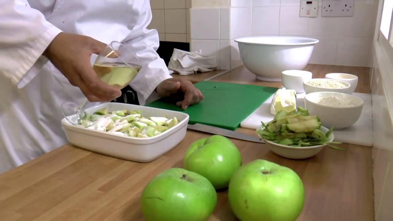 How to make National Trust Bramley Apple Crumble