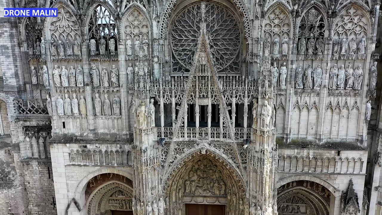 Cathédrale Notre Dame à Rouen, vidéo du portail centrale Saint Romain en vue aérienne par drone