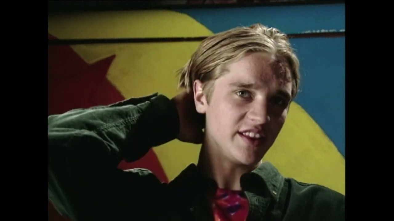 Devon Sawa as Simon 🎭