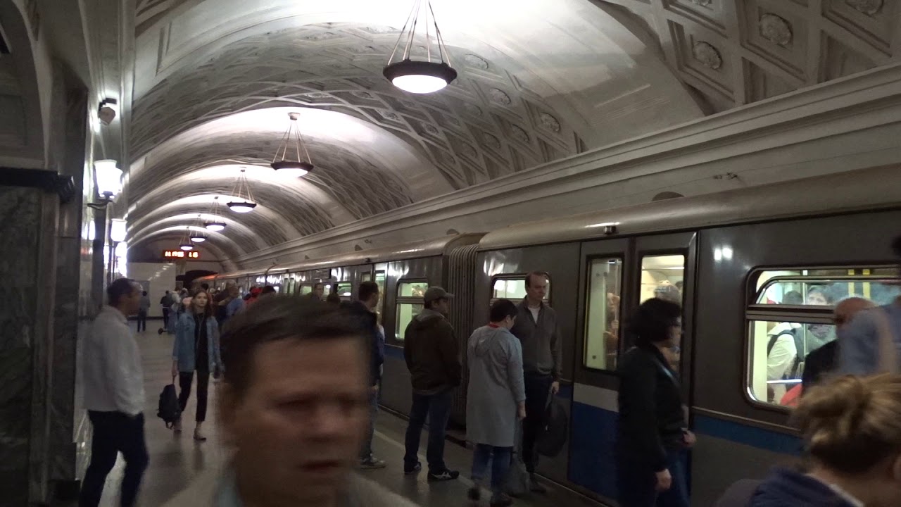 Московский метро приезжает каждую минуту; Moscovian metro arrives every minute!