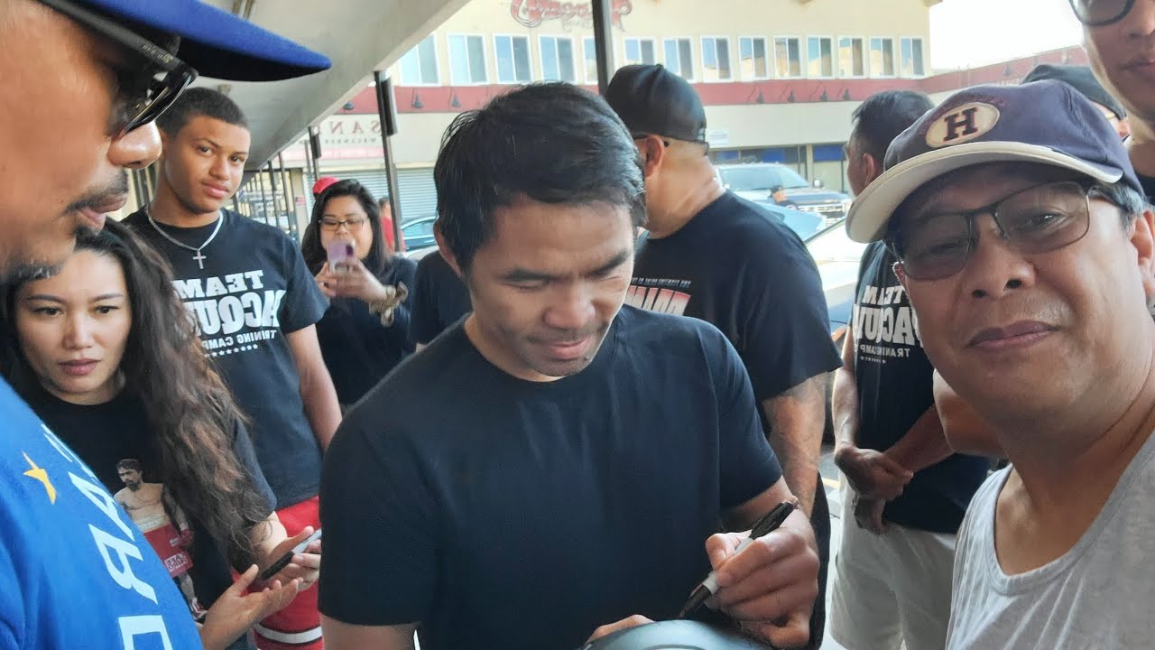 Manny Pacquiao pumirma sa mga fans na naghintay sa Wildcard Gym.
