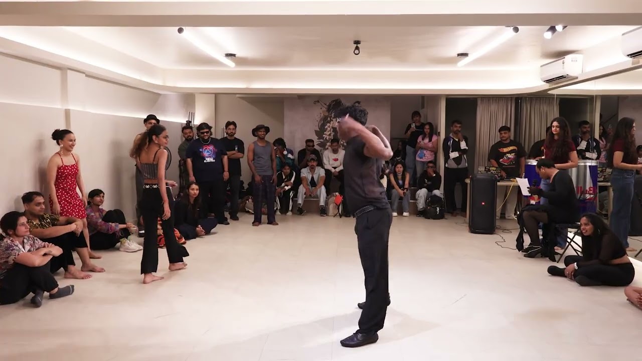 1 VS 1 Waacking Battle.                   Budhbhushan VS Pratima 