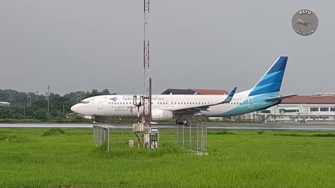 Dua Pesawat Boeing 737 take off dari Bandara Adi Soemarmo saat Hujan