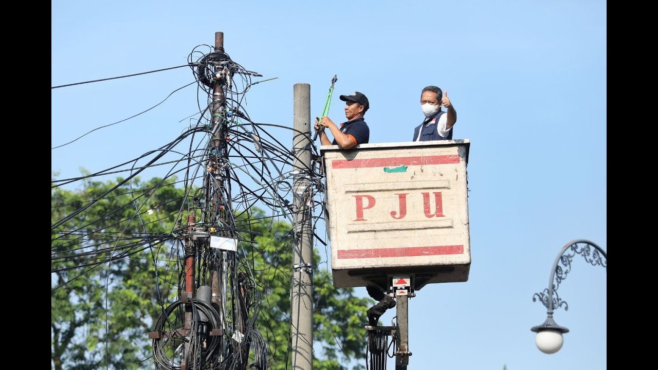 Kabel Udara Dibersihkan Kini Lebih Rapi dan Aman