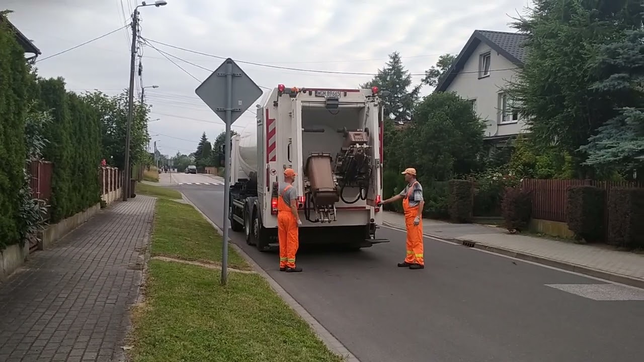 Film ze śmieciarą BIO. Film with garbage truck.