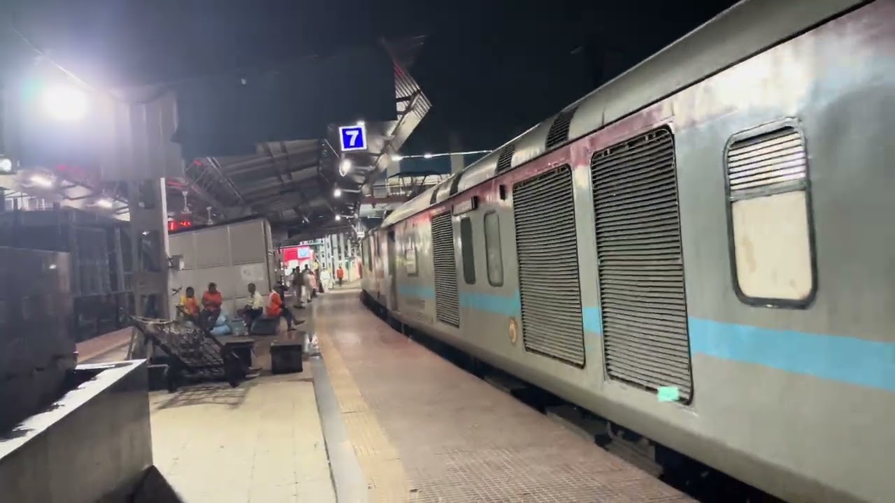The arrival of Sealdah Rajdhani at DDU😍✨(Queen of Rajdhani )