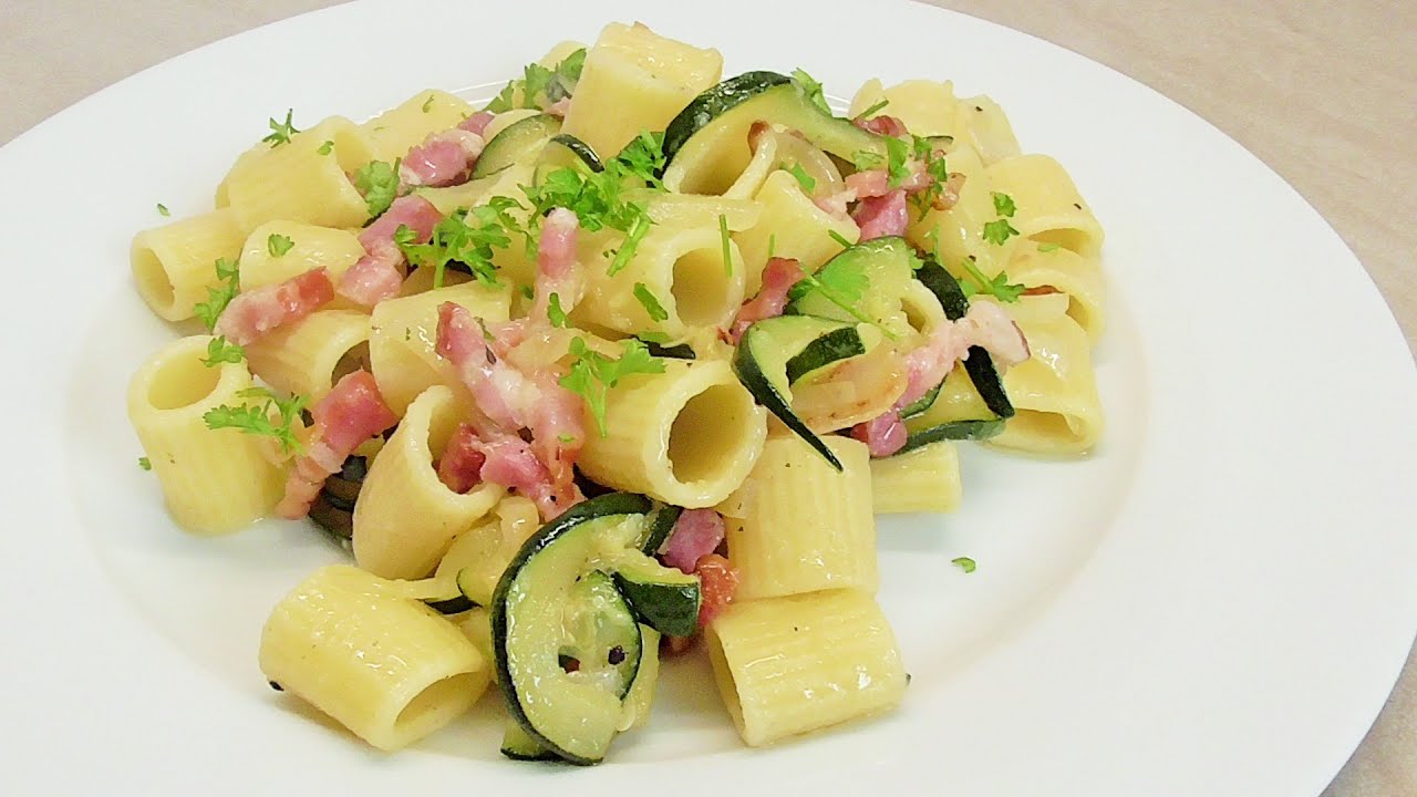 Nudeln mit  Zucchini und Speck / Schnell und günstig