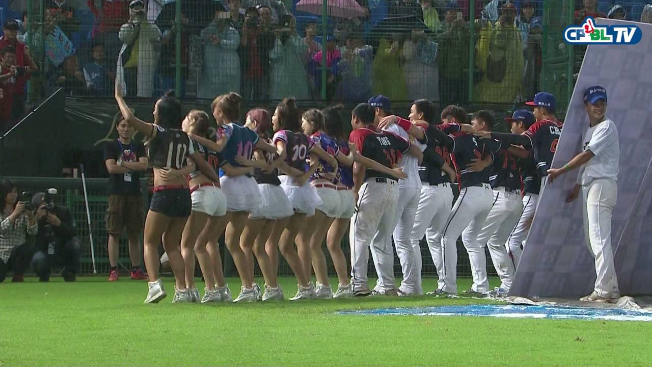 10/10 義大 vs Lamigo 賽後，王柏融達成單季第200安頒獎儀式