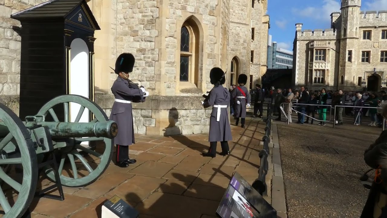 Irish Guards . Tower of London
