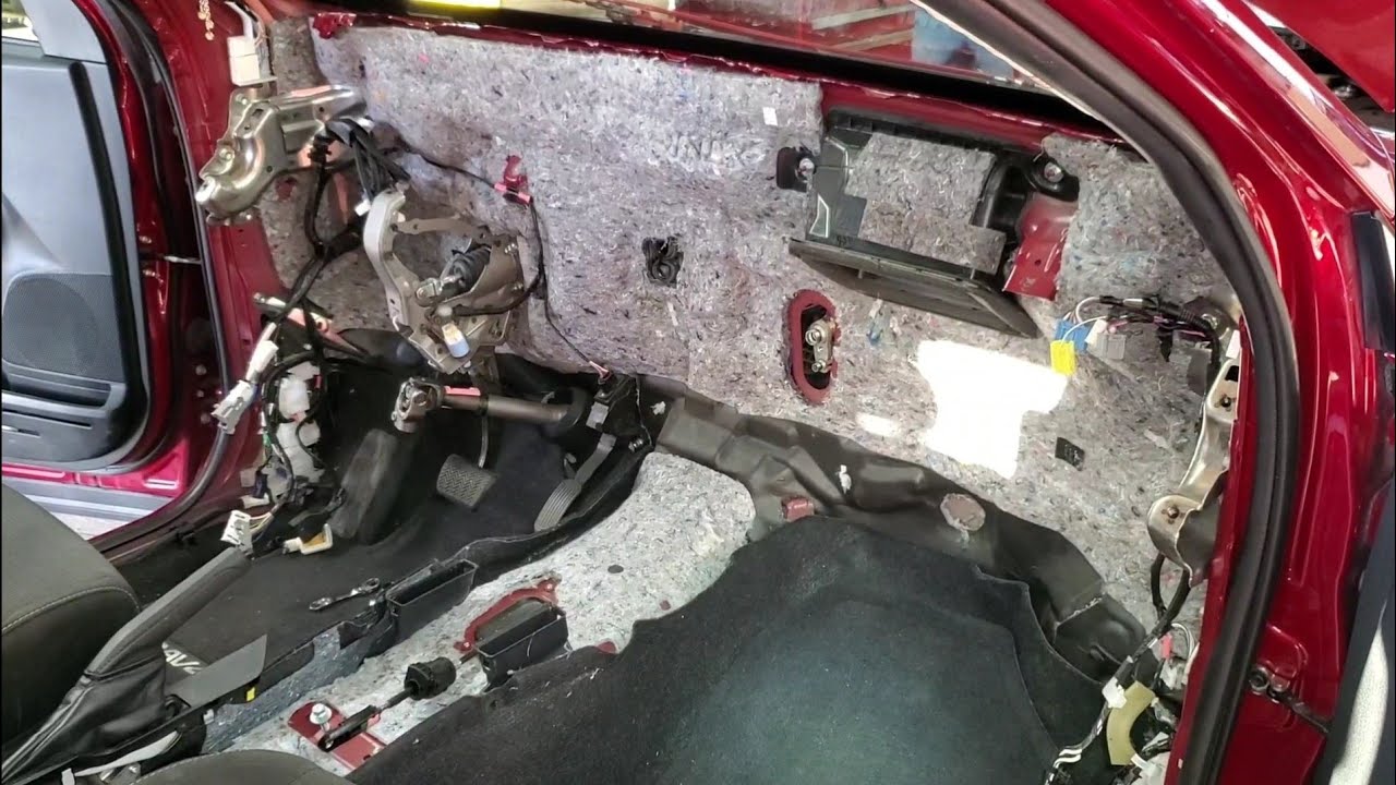 Снятие панели приборов и замена испарителя Toyota RAV4 2018 года