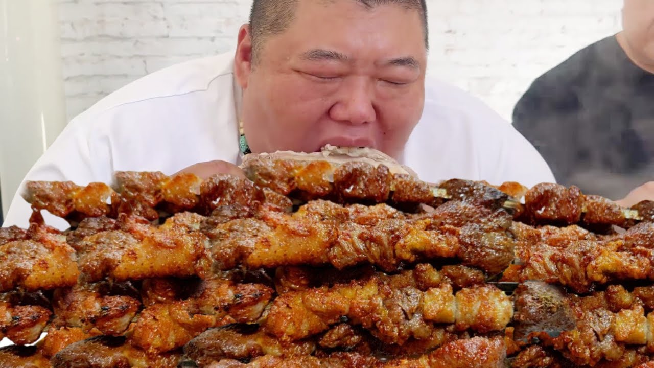 猴哥的豪横撸串！2 米长羊肉串霸气出炉，炭火熏香肉嫩多汁，大口吃肉太过瘾了！【胖猴仔】