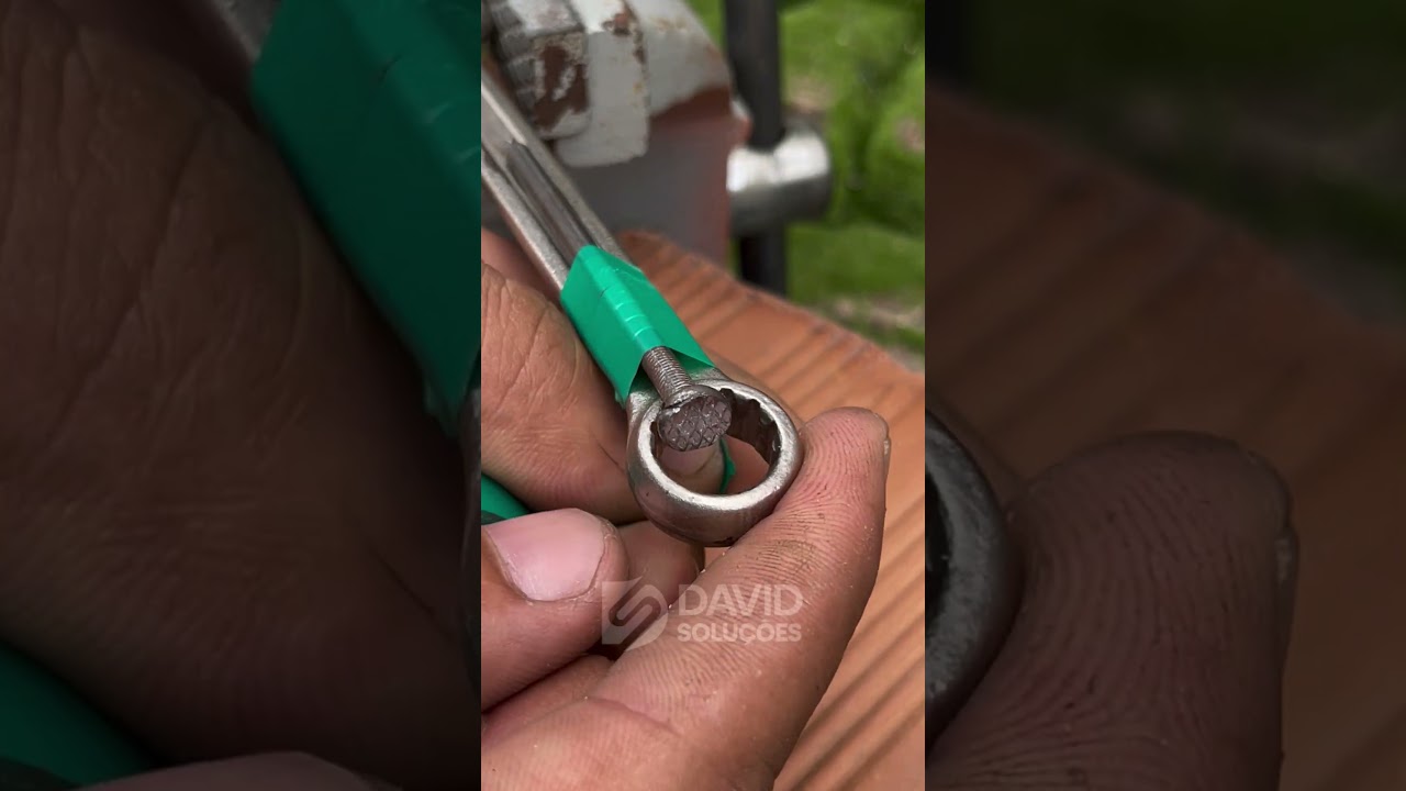 Tip to keep the screw from falling #DIYTips #WorkshopHack #SmartFix