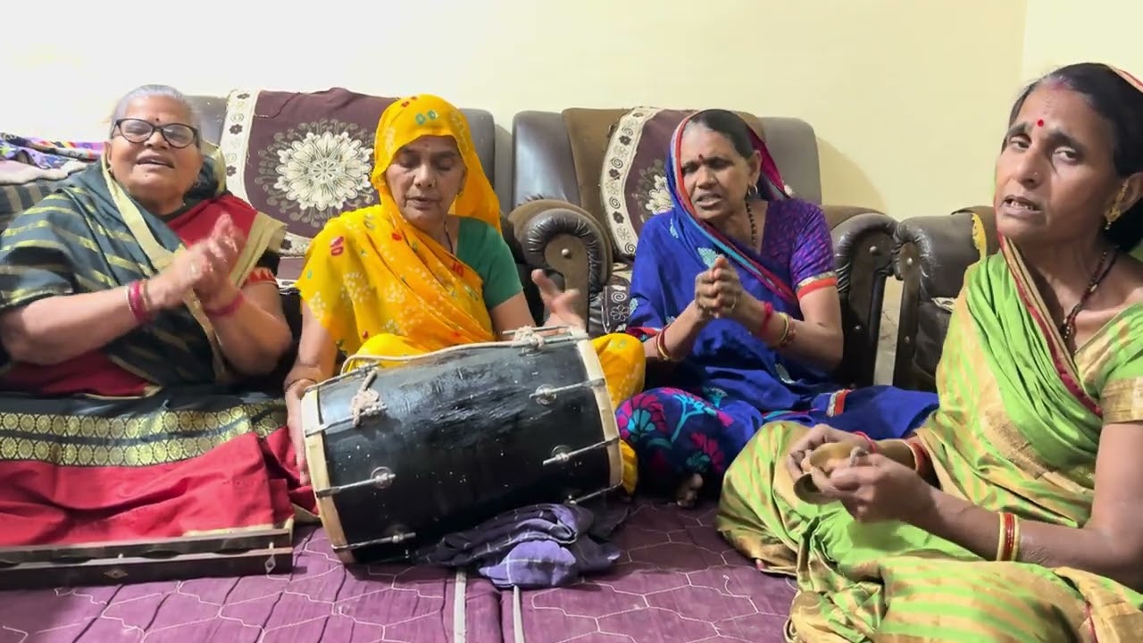 naye naye kardhniya magaye du chlo maiya datia ghumaye du 