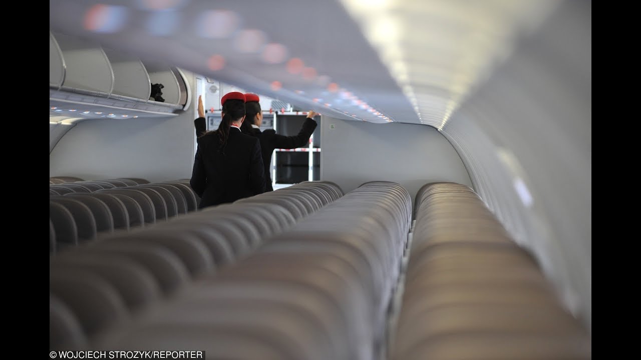 Stewardessy ujawniają, ile naprawdę zarabiają. 