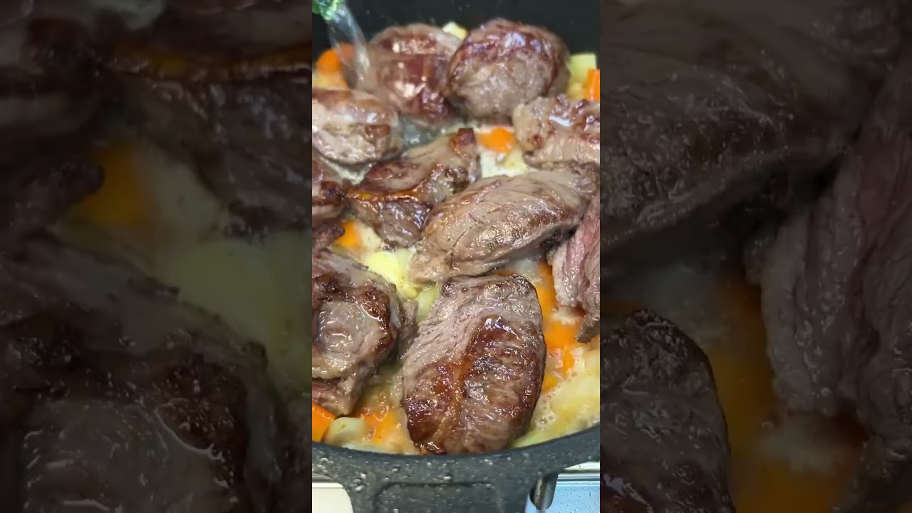 Geschmorte Iberico B&auml;ckchen auf Karotten-Nelken-Creme mit Brokkoli